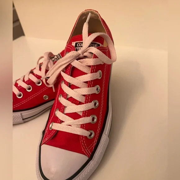 CONVERSE CLASSIC RED CANVAS SNEAKERS W/WHITE RUBBER SOLES AND TOE CAPS. UNISEX - Picture 4 of 10